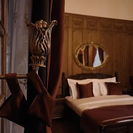 Four Mansions Hotel *