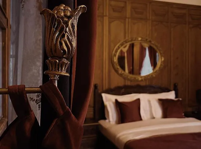 Four Mansions Hotel *