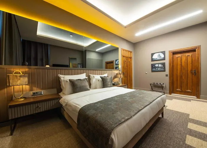 Four Mansions Hotel *